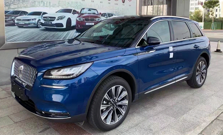 林肯蓝色轿车型号