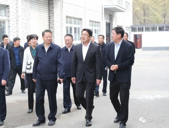 王伟一行先后来到文苑路实验学校,青年路小学,炮车中学,邳州中专等处