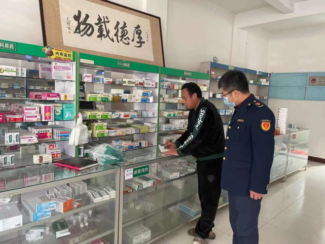 检查中,龙口市市场监管局执法人员要求各药店吸取北京德盛康大药房