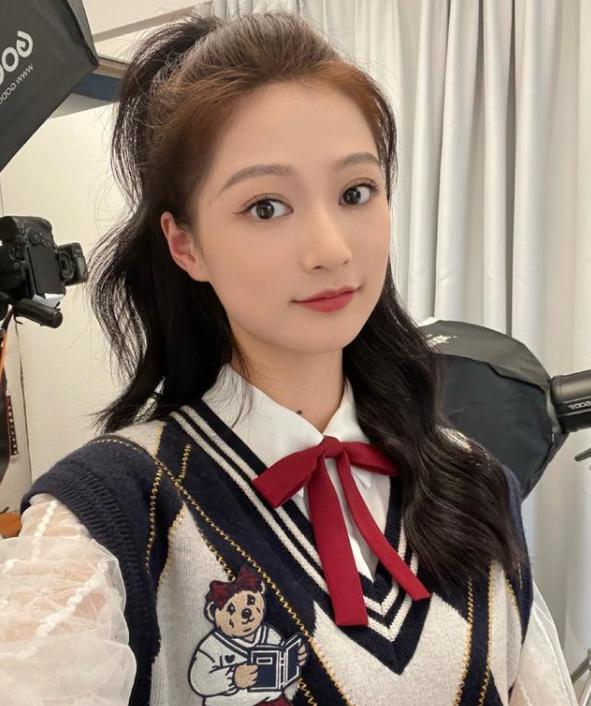 字体也这么美,中传校花冯琳再次出名,粉丝感叹内外兼修!