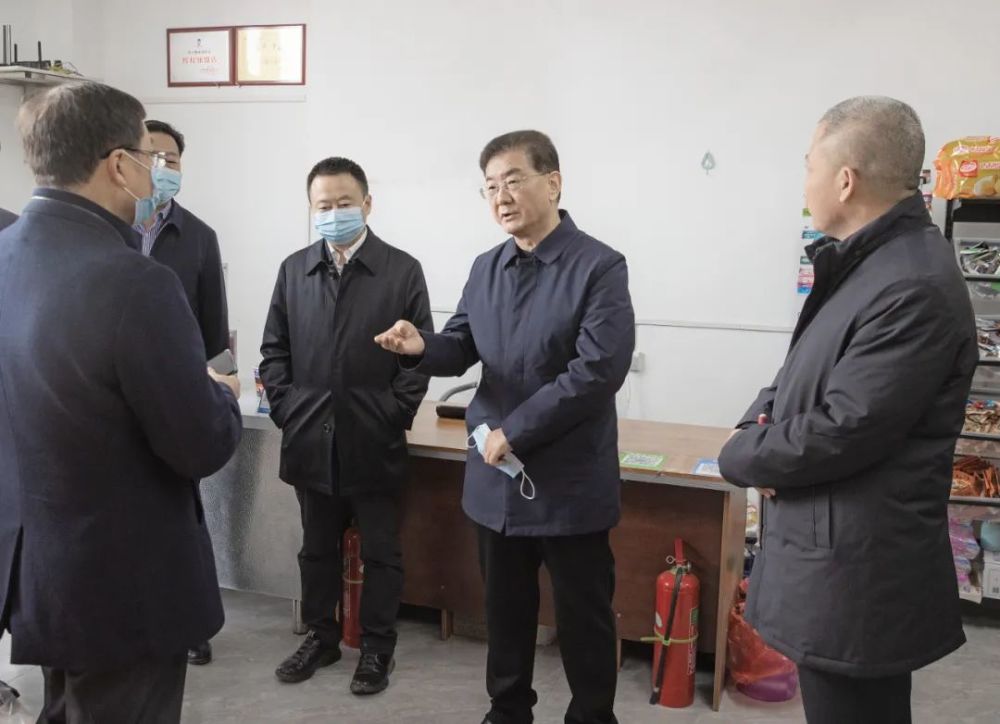何永慧在博尔塔拉职业技术学院调研