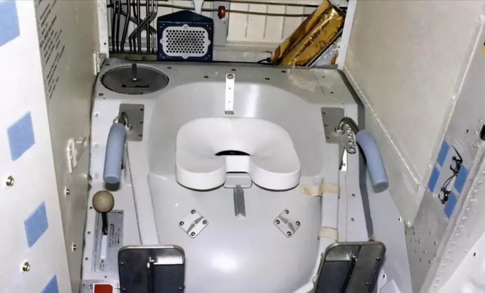 美国飞船厕所漏水遭曝光，4位宇航员很尴尬：只能靠尿不湿了？励步英语在线课程