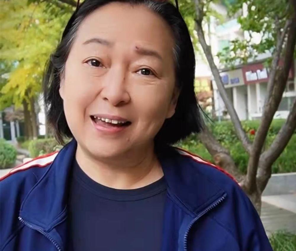 老戏骨方芳自曝移居内地一年半,称住得很安心,体会到落叶要归根