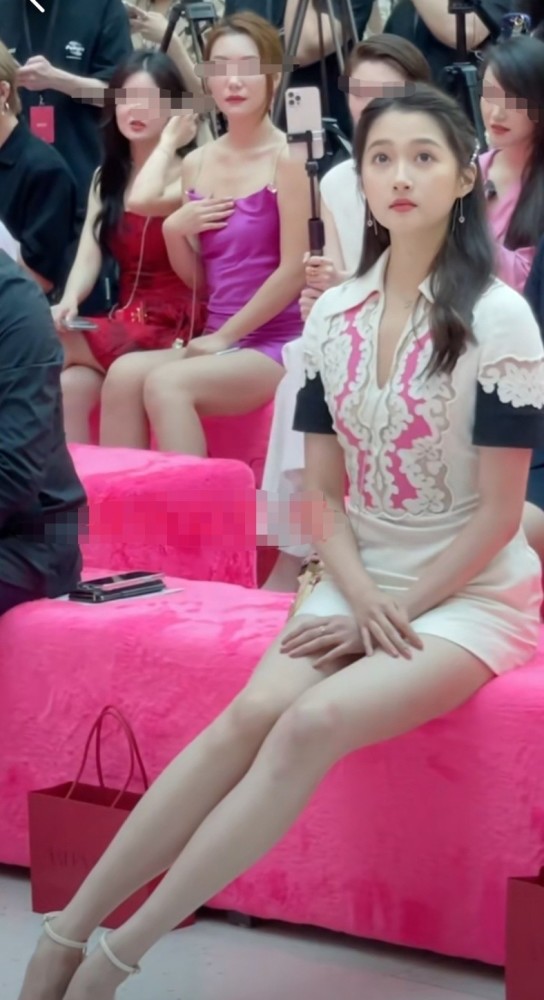 娜扎和关晓彤都是当下正热的女星小花,娜扎艺考时就因为高颜值的清纯