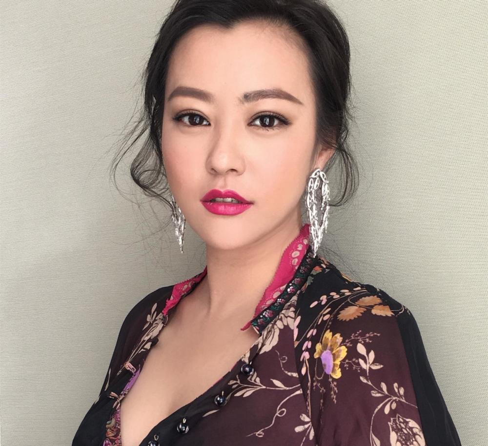 面对爱情,郝蕾是主动求爱的小女生,面对事业,郝蕾是敢作敢当的大女主.