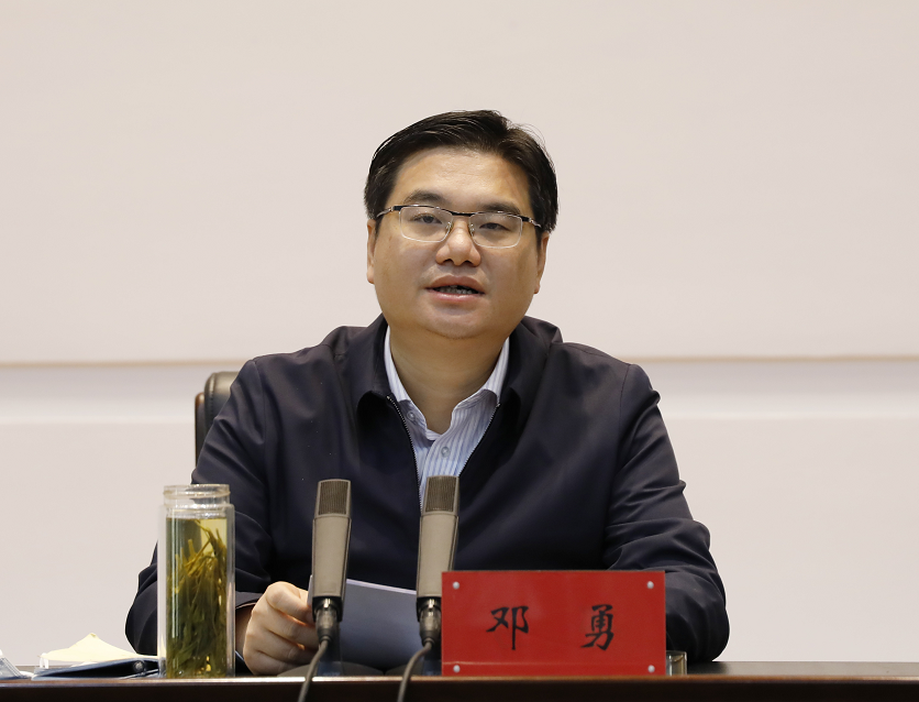 县委中心组扩大学习会召开邓勇作市第八次党代会精神专题宣讲