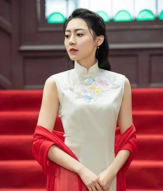 不愧是杨幂看中的人,黄梦莹旗袍造型身姿曼妙,尽显温婉气质!