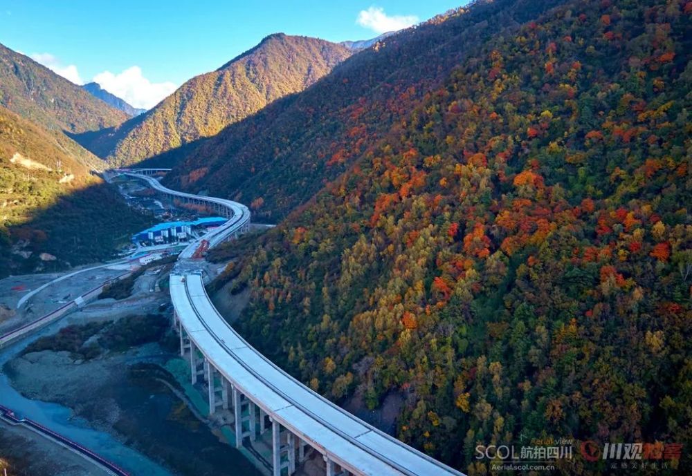 风光如画航拍穿梭彩林间的九绵高速