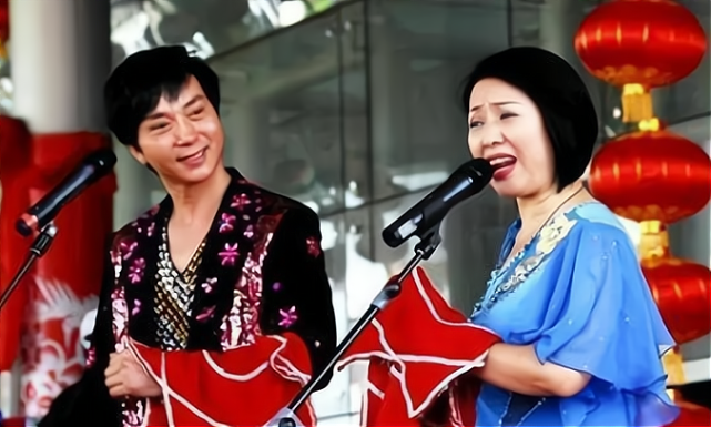 筱素清与丈夫王永会在龙首山旅游一家三口都演过乡村爱情