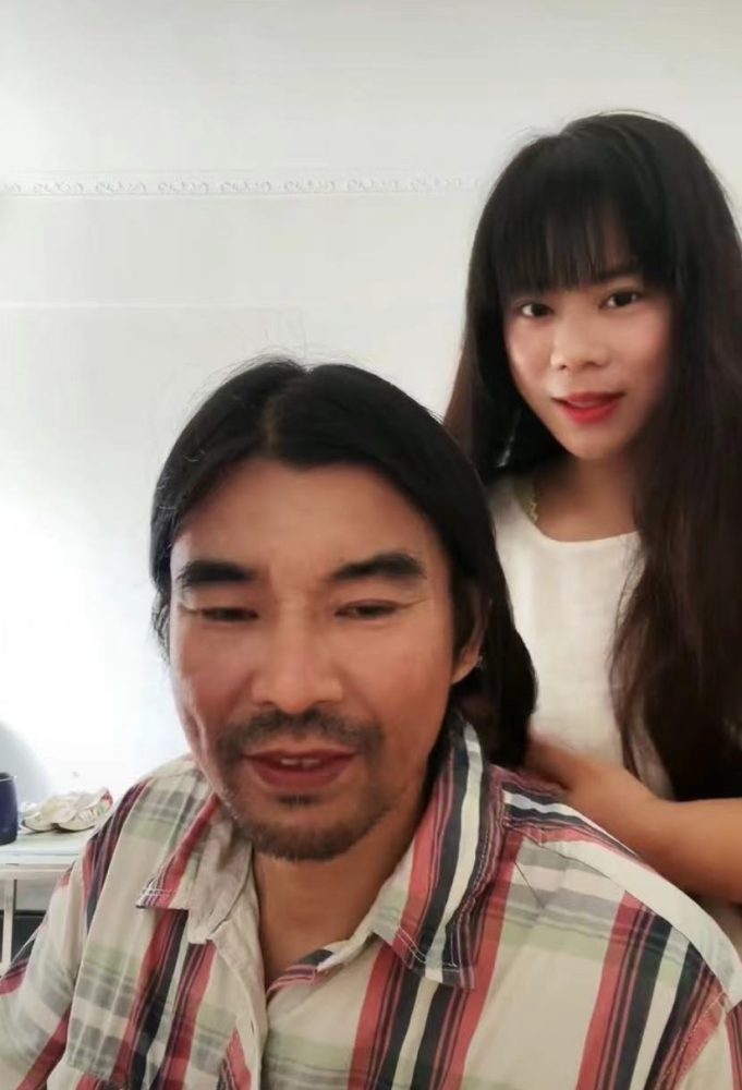 面筋哥官宣结婚喜讯!妻子貌美长发妩媚,两人当众示爱被指夫妻相