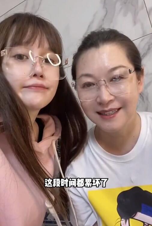 感情升温快！赵本山女儿带男友陪妈妈庆生，二人贴脸秀恩爱太腻歪