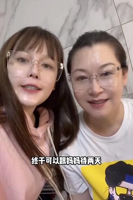 感情升温快！赵本山女儿带男友陪妈妈庆生，二人贴脸秀恩爱太腻歪