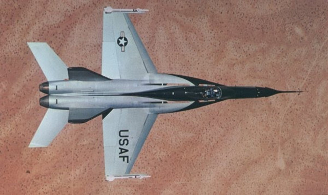 飞行的眼镜蛇美国yf17轻型战斗机