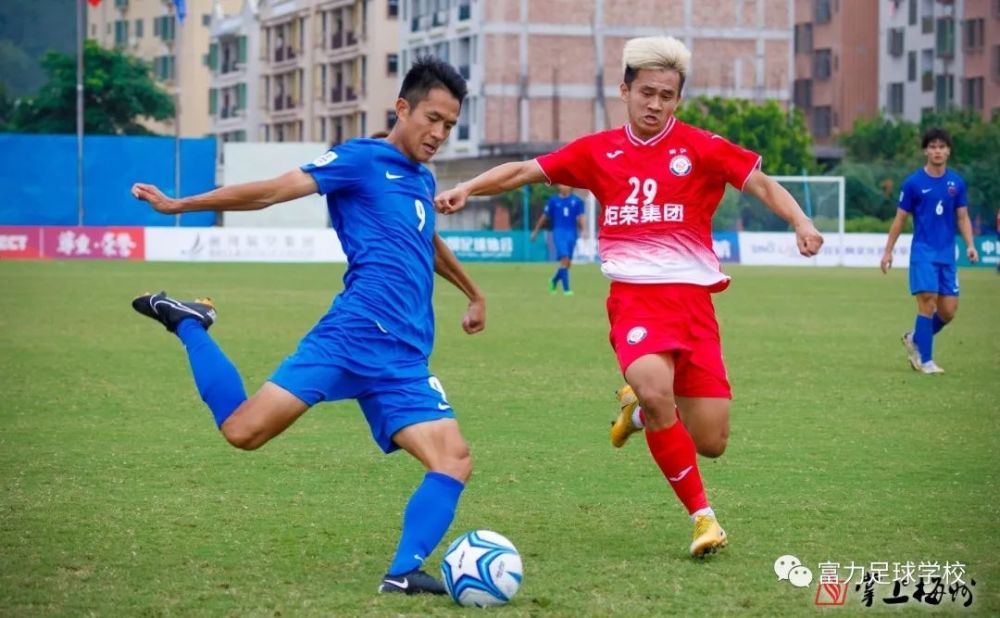 梅县球乡队球员张治权(左)边路传中.