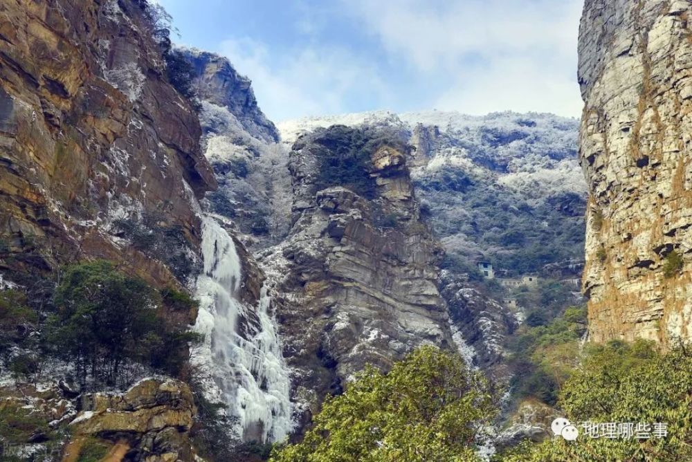 地垒式断块山是庐山的构造,包含了河湖,山峰等多种地形地貌,外险内秀