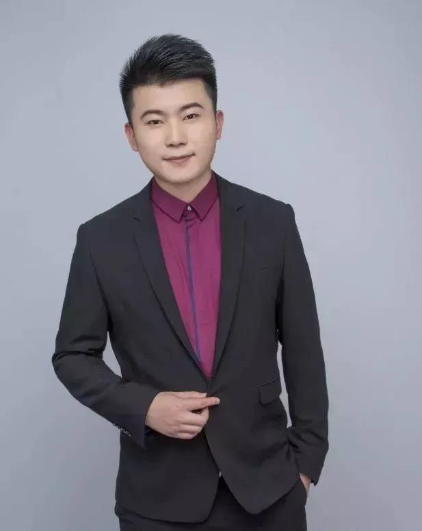 这位广播主播,坐上了卫视联播主播台