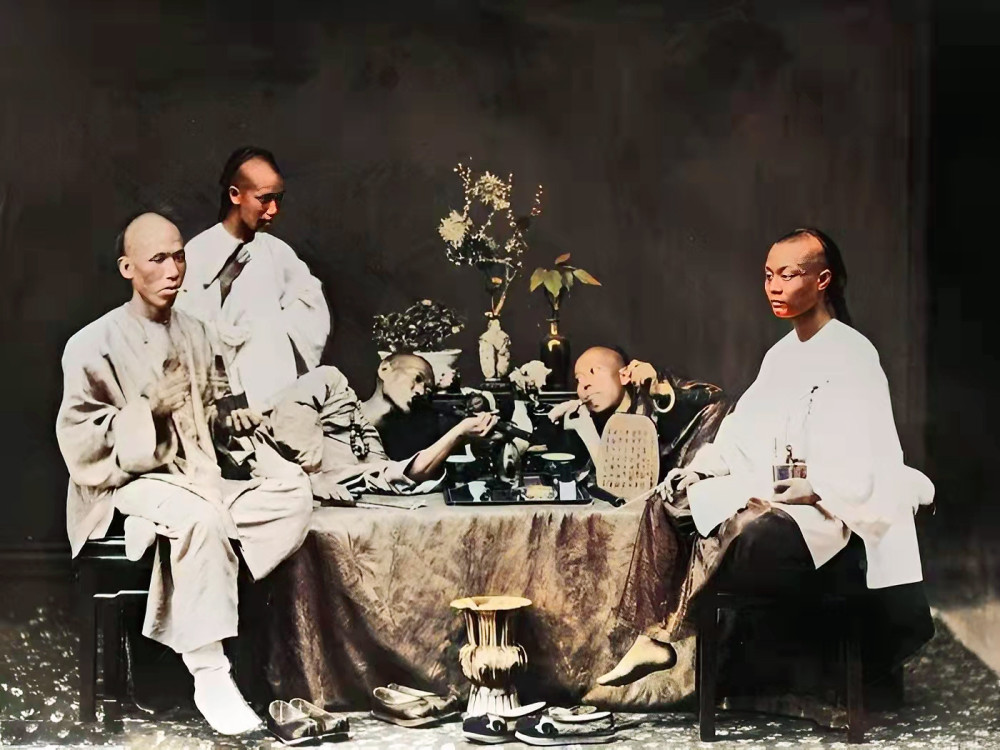 清朝时期被鸦片毒害的人们照片,一男子同时拥有四个老婆