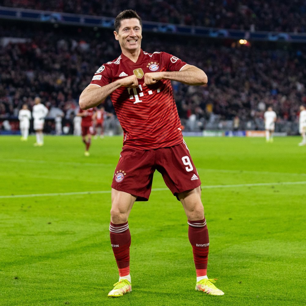 百场戴帽20场28球莱万全力冲刺金球奖一纪录超越梅西c罗