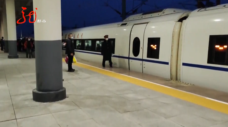 发生了啥大庆东站一男子追着高铁拍打车窗