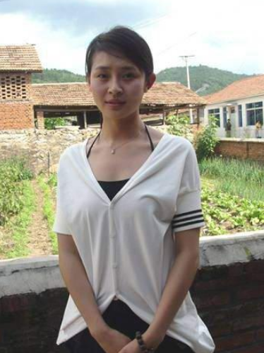 《金婚》里的"佟多多",出道20年洁身自好,嫁圈外老公好幸福