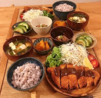 日本单亲妈妈晒母女俩晚餐一人一盘分餐合理网友真的好健康