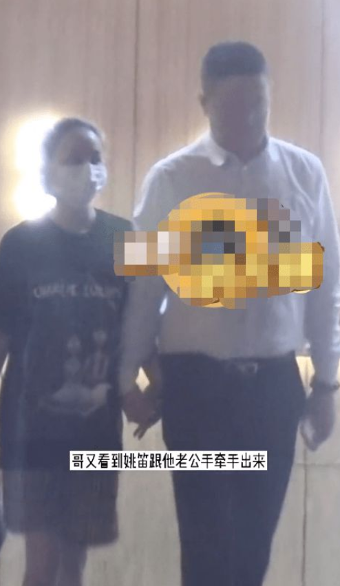 39岁姚笛深夜被异性当街亲吻！甜蜜上演“摸头杀”，车边不舍告别