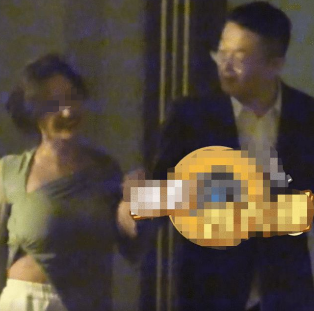 39岁姚笛深夜被异性当街亲吻！甜蜜上演“摸头杀”，车边不舍告别