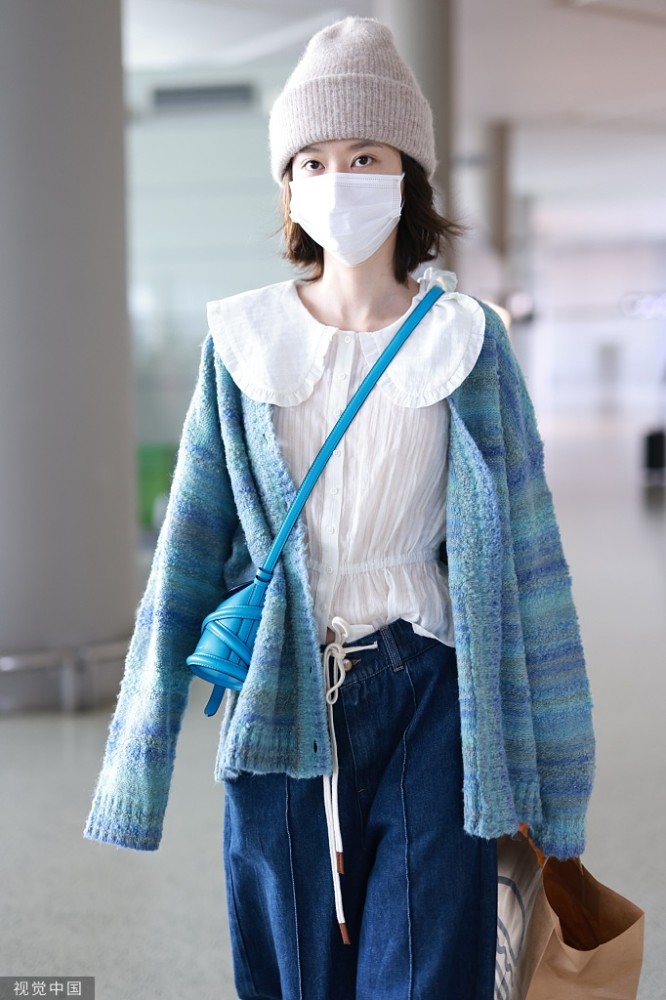 乔欣机场可爱"歪头杀"甜美软萌 穿娃娃领衬衫满满少女感_腾讯新闻