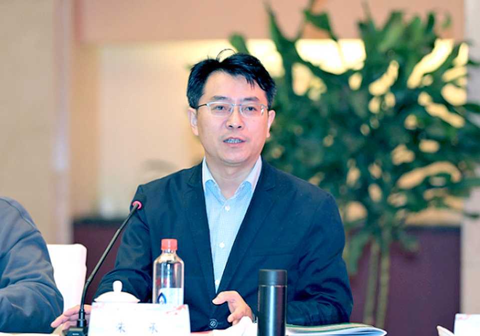 华东师范大学中国智慧研究院副院长朱承在"中国酒哲学"高端论坛上发言