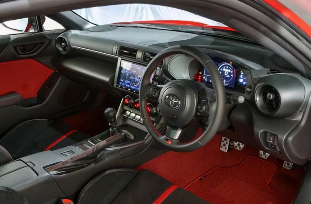 内饰上,全新的丰田gr86回归跑车的初心,机械按钮,嵌入式大屏幕,平直