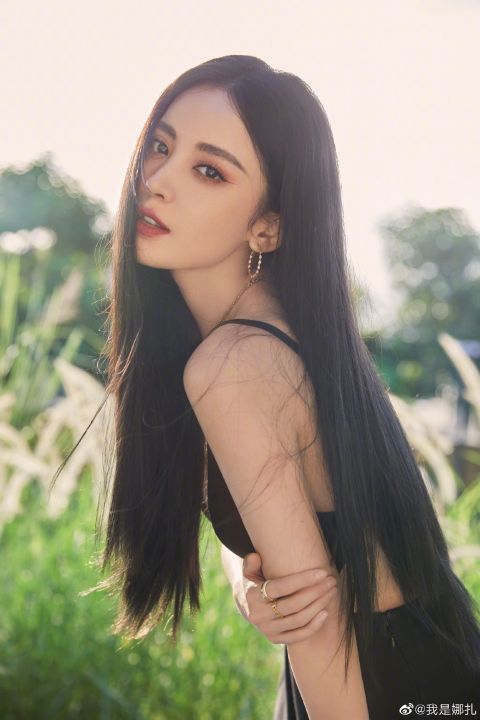 古力娜扎身穿黑色长裙亮相 黑长直造型冷艳又迷人