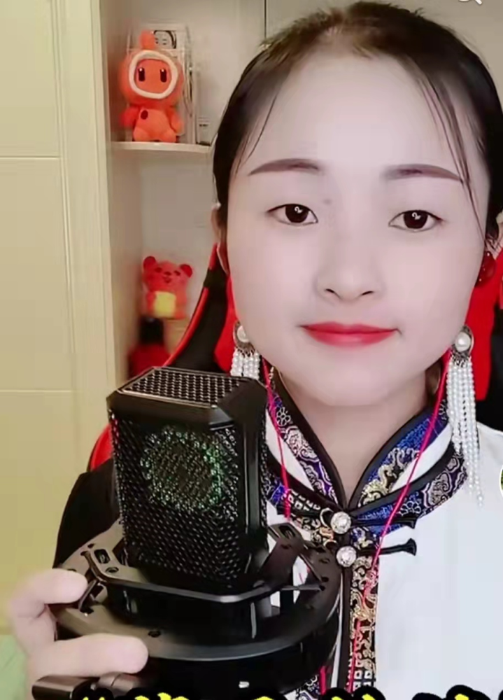 草原公主的原名叫做格根珠拉,今年24岁.