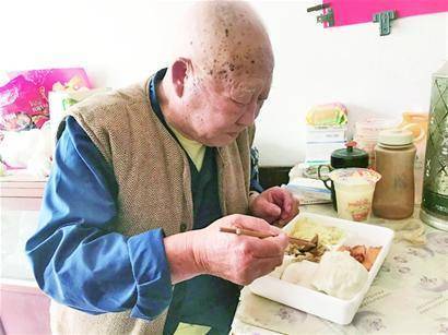 老大爷吃饺子图片图片