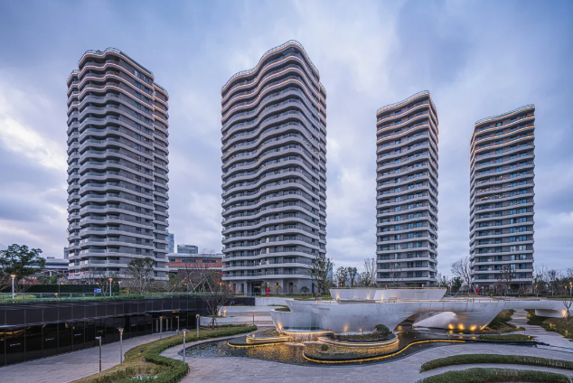 九庐由中信泰富和中船置业共同打造,共由9栋滨江景观高层组成.