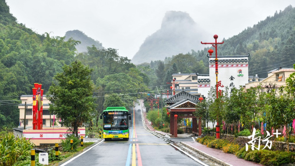 连南三江镇金坑村,彩虹般的道路和色彩缤纷的瑶族特色村居在连绵群山