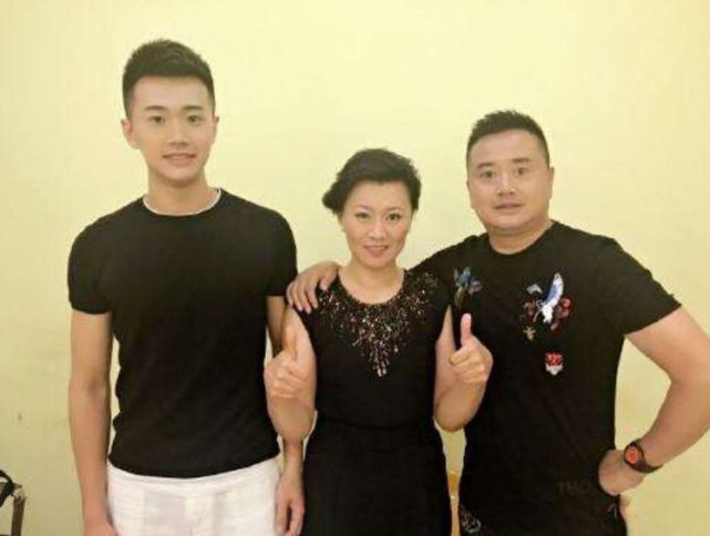 47岁海燕晒照庆银婚,老公"刘一水"送99朵玫瑰,结婚25年仍腻歪