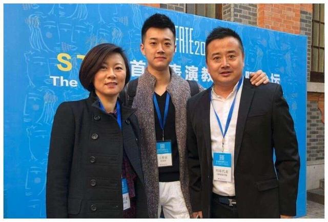 47岁海燕晒照庆银婚老公刘一水送99朵玫瑰结婚25年仍腻歪