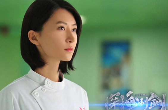 冯骥并不是只适合大屏幕创作,同样由他参与制作电视剧《深海利剑》,也