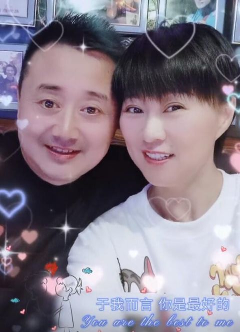 赵海燕庆银婚获老公闫光明送花夫妻俩合体出镜比心超甜蜜