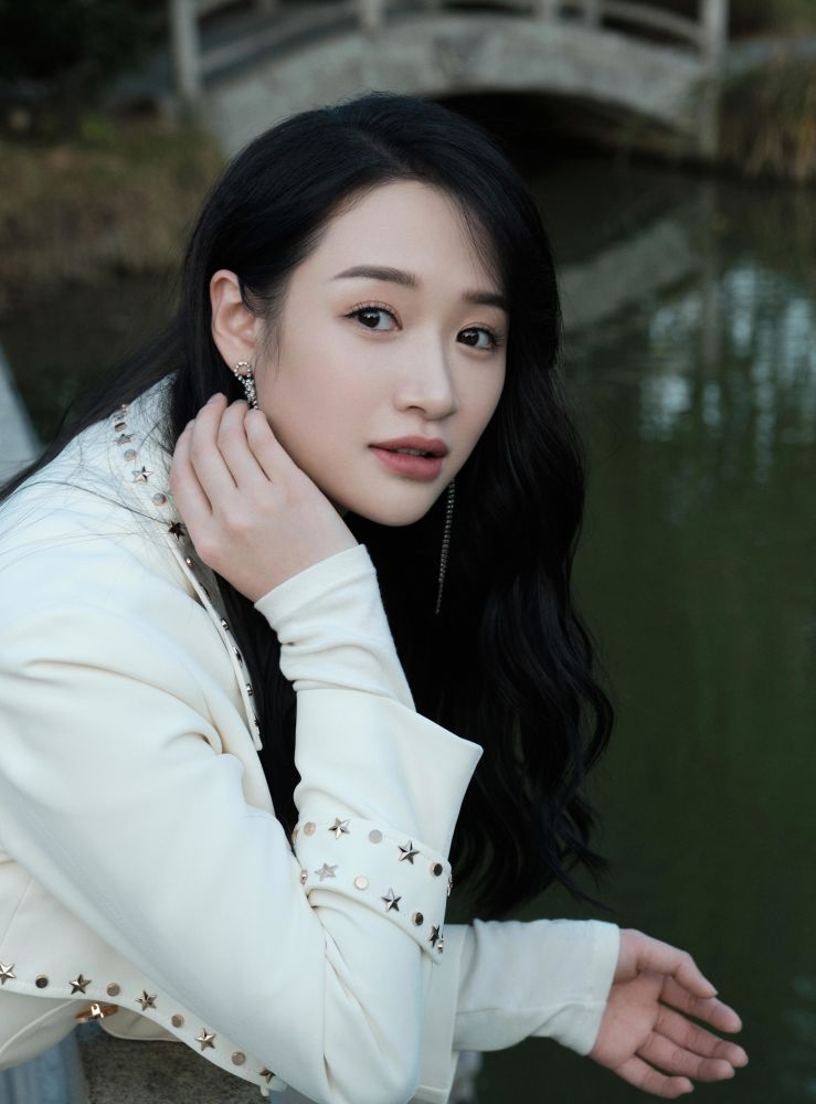 刘恩佳现身《风起洛阳》芭莎野宴 演绎秋日舒适时尚风范