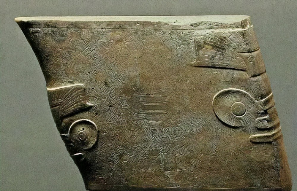 玉权杖帽玉权杖镦满刻纹饰,以两个神兽为中心,玉权杖帽也是通体刻满