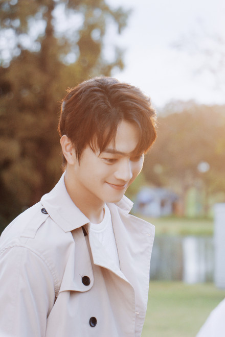 许凯与小狗玩耍眼神宠溺亲密互动画面超温馨