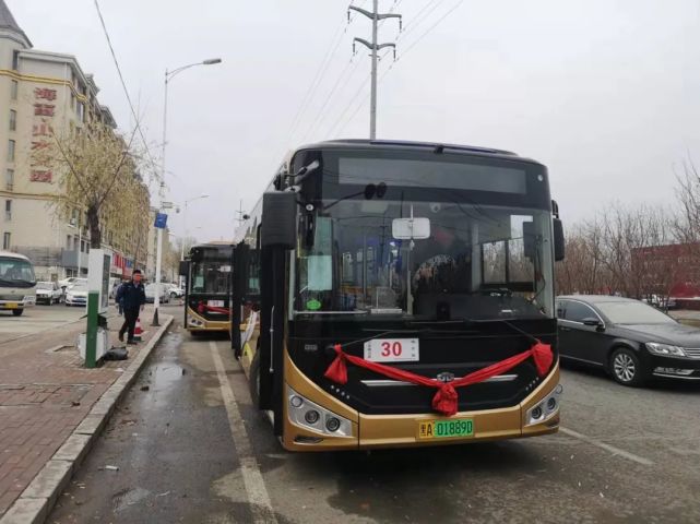 純電動(dòng)公交車(chē)陸續(xù)上線(xiàn)運(yùn)營(yíng)(圖1)