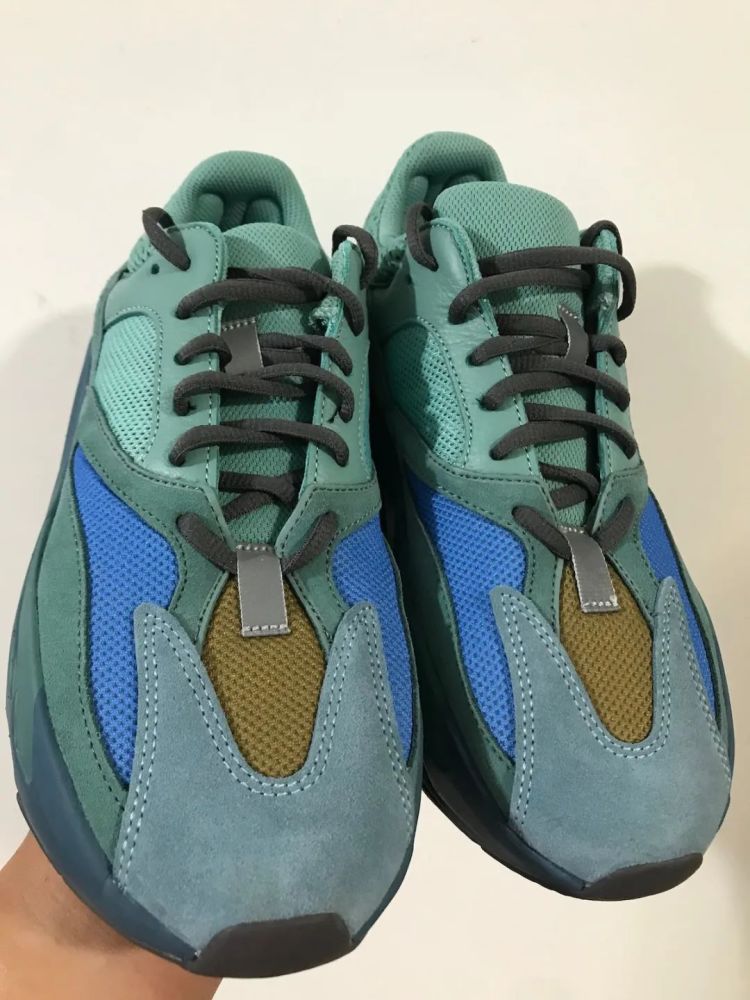 yeezy 700初代"青铜"配色实物提前泄露,计划全球发售!_腾讯新闻