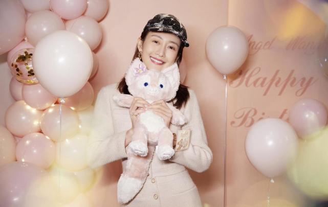 王鸥生日照曝光穿淡粉色套装温柔婉约自带高级感哪像奔四的人