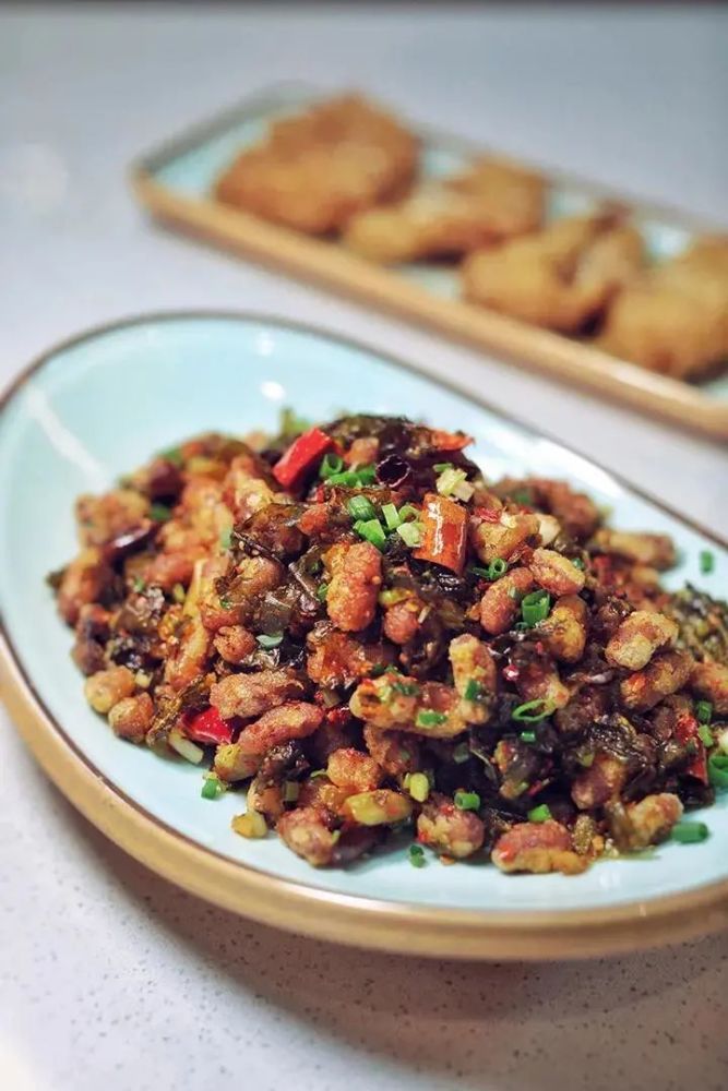 腌菜酥红豆干煸鱿鱼须脆炸鲜鲍鱼老家木瓜水,借鉴了川渝冰粉的制作