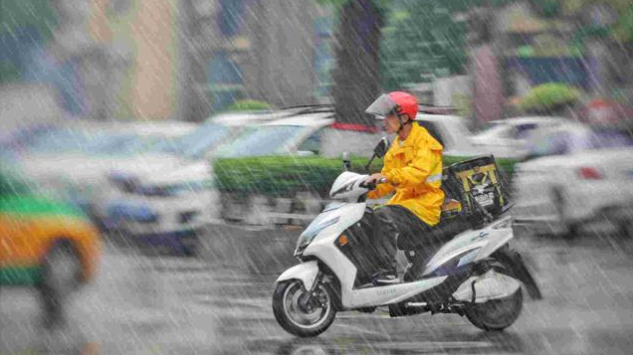 该原谅吗?下雨天送外卖超时被差评,外卖小哥一直敲打房门求撤销