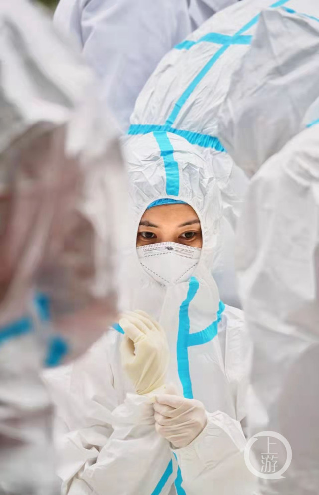 渝北区双龙湖社区卫生服务中心核酸采集点,医护人员正在进行准备工作.