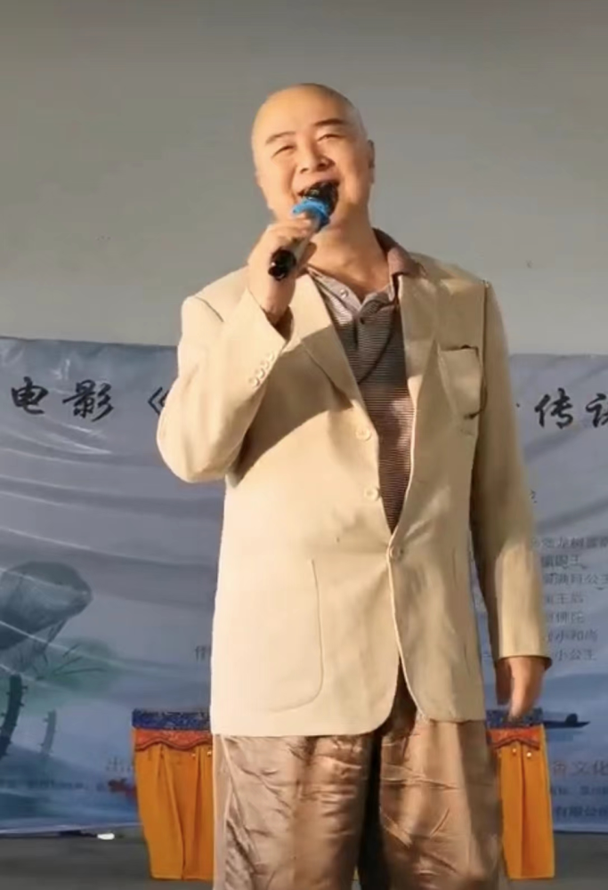 82岁老戏骨朱龙广罕曝近况现身商演再扮如来身形圆润精神抖擞