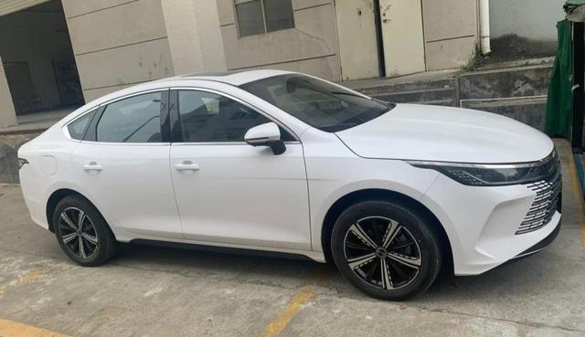 最便宜的dmi比亚迪f5实车亮相配大屏仪表盘旋钮换挡